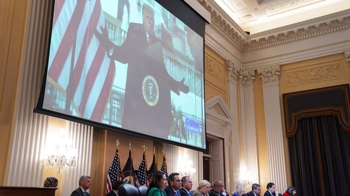 Miembros del Comité Selecto de la Cámara para Investigar el ataque del 6 de enero al Capitolio de Estados Unidos escuchan un video del presidente Donald Trump en el edificio de oficinas Cannon House el jueves 9 de junio de 2022 en Washington, D.C. (Kent Nishimura/Los Angeles Times/ TNS)