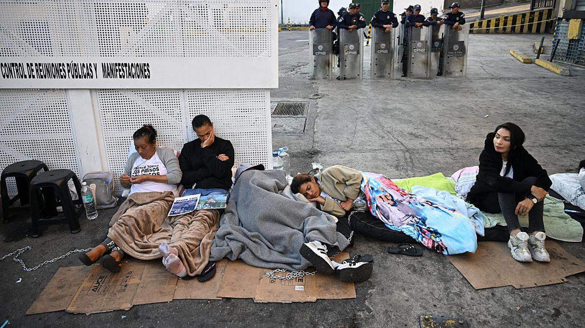 Familiares de presos políticos protestan  en las afueras del comando de la Policía Nacional Bolivariana, conocido como Zona 7, el 14 de febrero de 2026 en Caracas. 