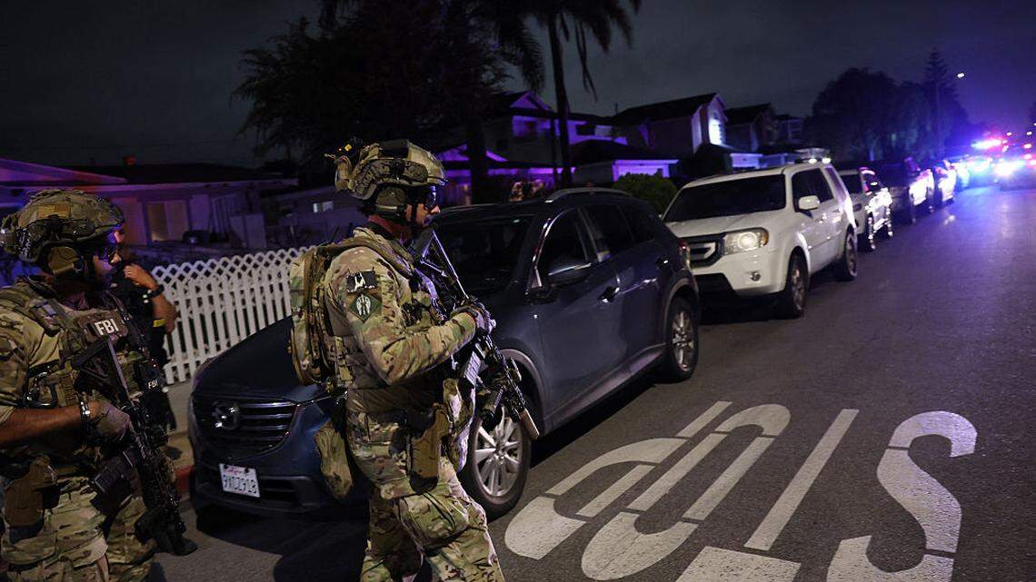 Un equipo táctico del FBI se prepara para entrar en una casa asociada con el presunto tirador de la Cena de Corresponsales de la Casa Blanca en Torrance, California, el sábado 25 de abril de 2026.
