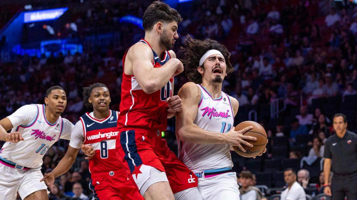 El jugador del Heat Jaime Jáquez Jr. (der.) entra al aro ante la marca de Tristan Vukcevic, de los Wizards de Washington, en el partido celebrado el 13 de abril de 2025 en Miami.