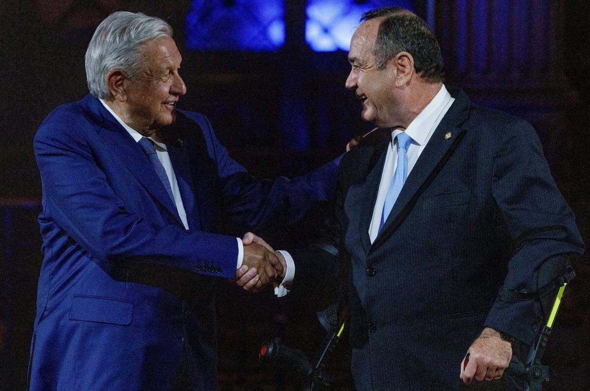 El mandatario de México, Andrés Manuel Lopez Obrador (izq), arribó a Guatemala en un vuelo comercial y fue recibido por el presidente Alejandro Giammattei. Foto del 5 de mayo, 2022.