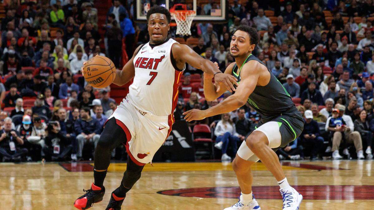 El armador del Heat Kyle Lowry (7) conduce la pelota ante la marca de Bryn Forbes, de los Timberwolves de Minnesota, en el partido celebrado el 26 de diciembre de 2022 en Miami, Florida.