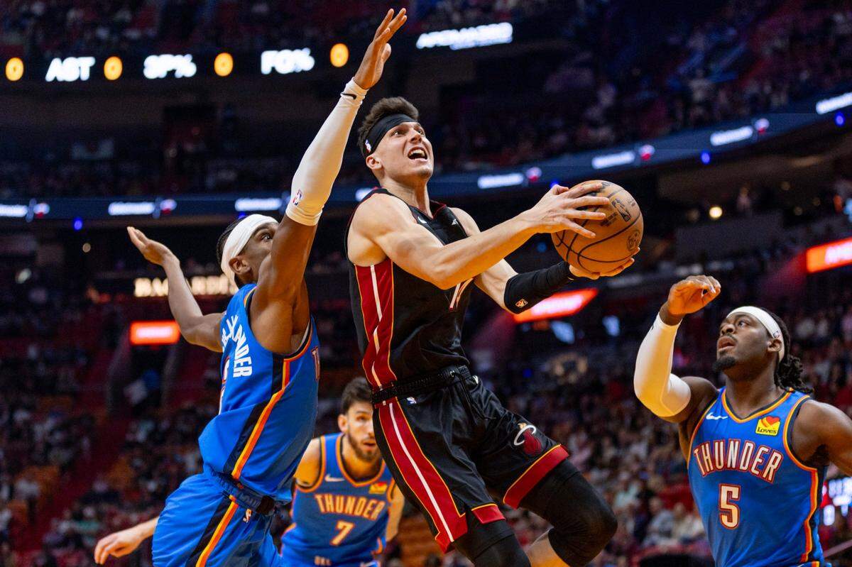 El jugador del Heat Tyler Herro (der.) entra al aro ante la marca de Shai Gilgeous-Alexander, del Thunder de Oklahoma, en el partido celebrado el 10 de enero de 2024 en Miami.