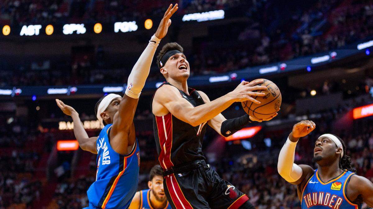 El jugador del Heat Tyler Herro (der.) entra al aro ante la marca de Shai Gilgeous-Alexander, del Thunder de Oklahoma, en el partido celebrado el 10 de enero de 2024 en Miami.
