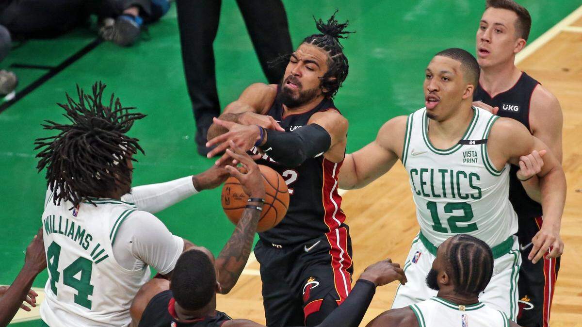 El jugador del Heat Gabe Vincent (2) pierde la pelota ante la marca de Robert Williams III (44), Grant Williams (12) y Jaylen Brown, de los Celtics, en el Juego 4 de la serie final de la Conferencia Este, celebrado el 23 de mayo de 2022 en Boston.
