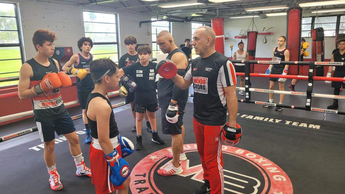 Gracias al esfuerzo de la empresa Mundo Boxing, decenas de peleadores de las más tempranas edades se dan cita en ese reciento para recibir los fundamentos del deporte de mano de entrenadores de reconocimiento internacional como el profesor Pedro Díaz.