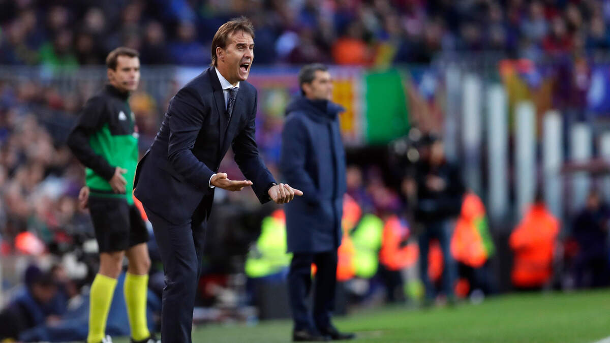 El técnico del Real Madrid Julen Lopetegui reacciona en el partido entre su equipo y Barcelona en la liga española, el 28 de octubre de 2018 en el Camp Nou de Barcelona.