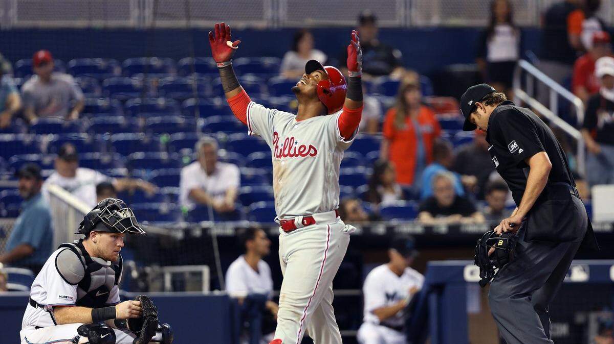 Los Marlins finalmente hicieron su primer gran movimiento de la temporada baja y llegaron a un acuerdo con el infielder dominicano Jean Segura por dos años y $17 millones, confirmó una fuente al Miami Herald el miércoles. 