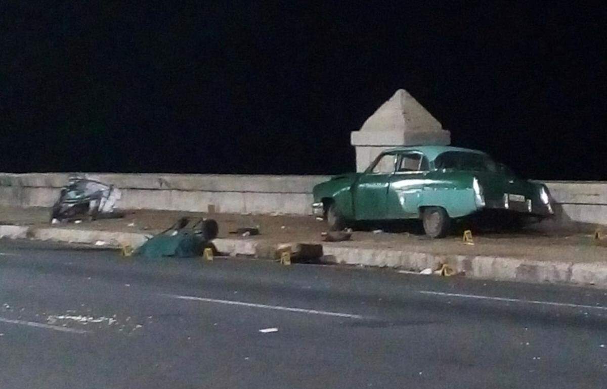 Una mujer presente en el lugar contó que “un carro americano perdió los frenos, se fue contra la acera y después siguió por todo el muro matando a la gente”.