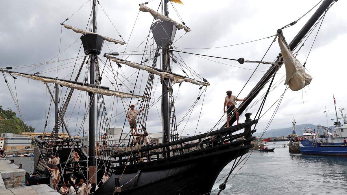 Réplica de la Nao Victoria, la nave en la que el marinero guipuzcoano Juan Sebastián Elcano completó la primera vuelta al mundo, en el puerto de Getaria (Guipúzcoa).