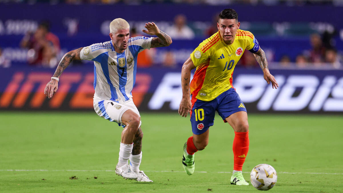 El mediocampista de Colombia James Rodríguez (der.) conduce la pelota ante la marca de Rodrigo De Paul, de Argentina, en el partido celebrado el 14 de julio de 2024 en la final de la Copa América en Miami.