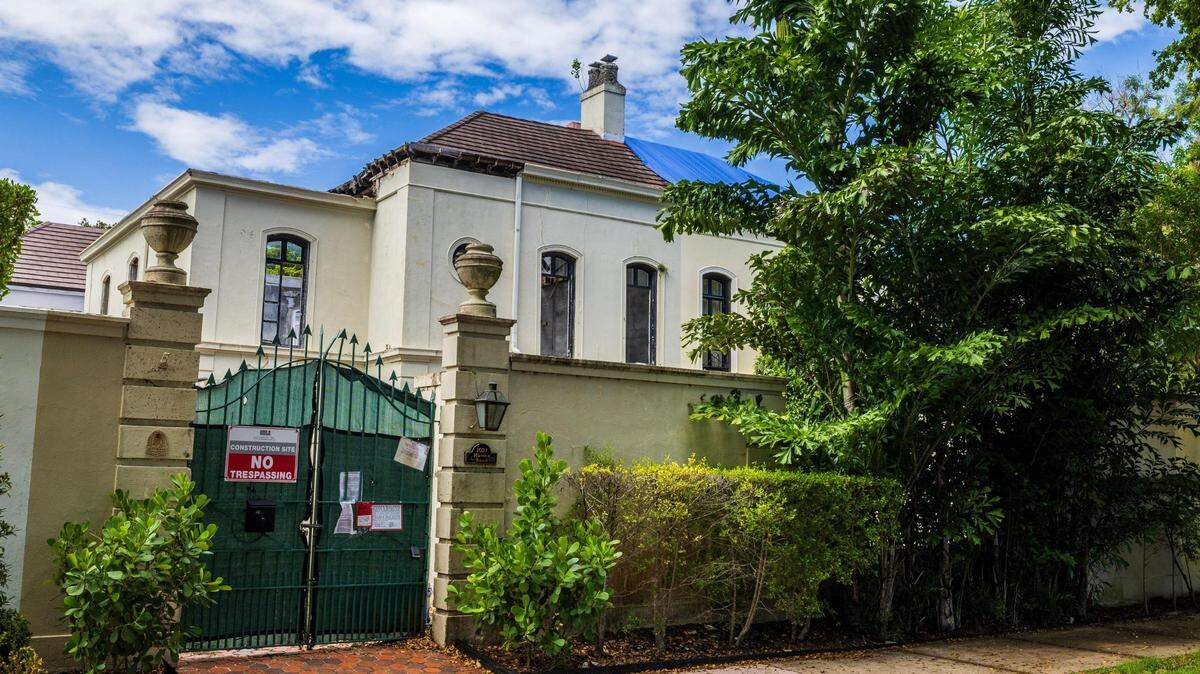 Entrada a la emblemática y centenaria casa del histórico French Village, en 1021 Hardee Road, de Coral Gables. La construcción corre peligro de derrumbe tras años de abandono por parte de sus propietarios.
