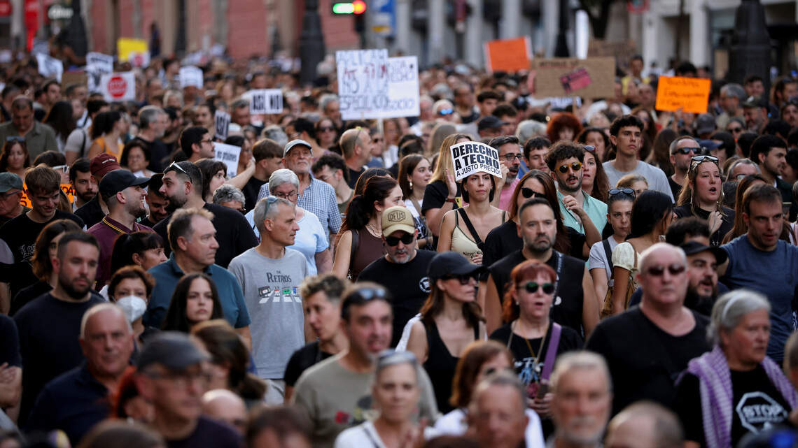 Una multitud marcha en Madrid contra el desahucio de una mujer de 87 años