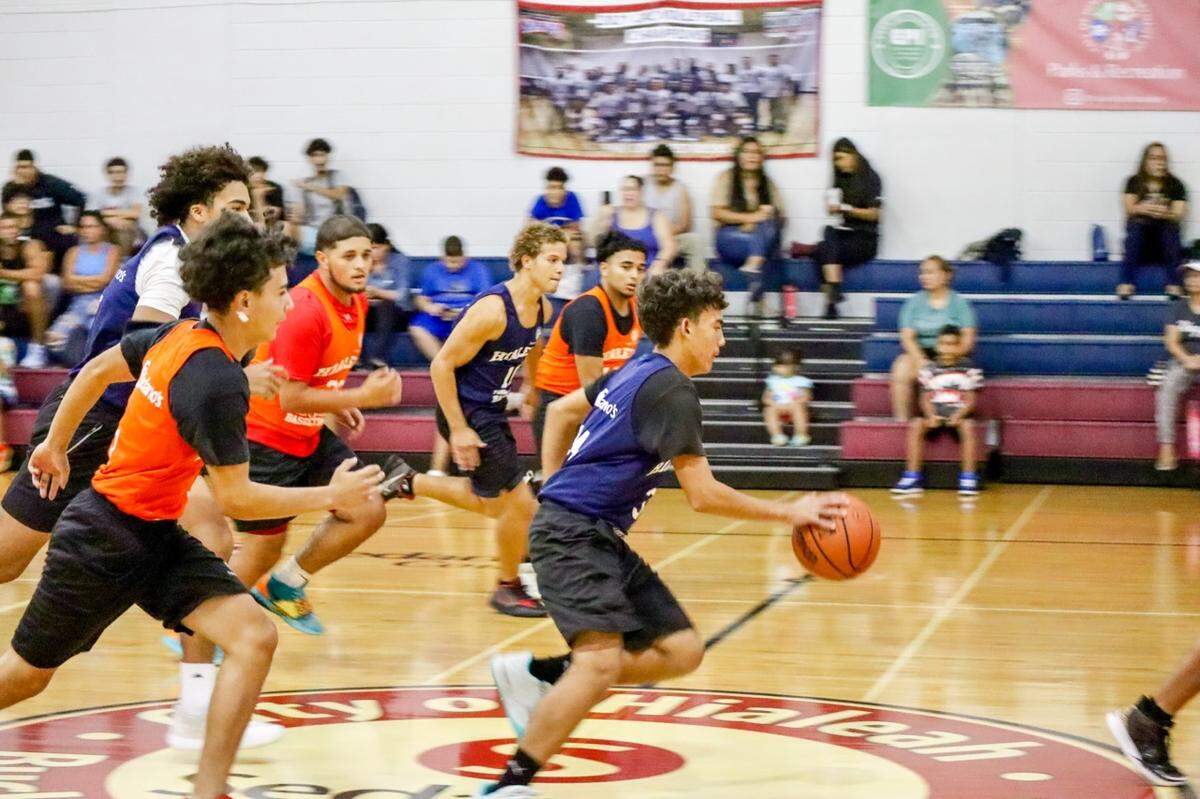 Juego juvenil recreacional de básquetbol en Hialeah realizado en “Bucky” Dent Park