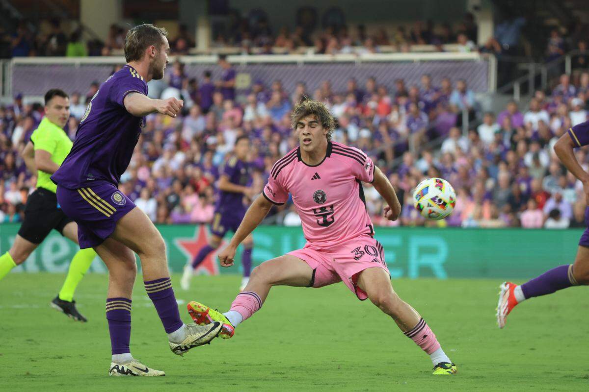 El jugador de Orlando City Duncan McGuire patea el balón ante la marca de Benjamín Cremaschi, del Inter Miami, en el partido de la MLS celebrado el 15 de mayo de 2024 en el Inter&Co Stadium en Orlando.