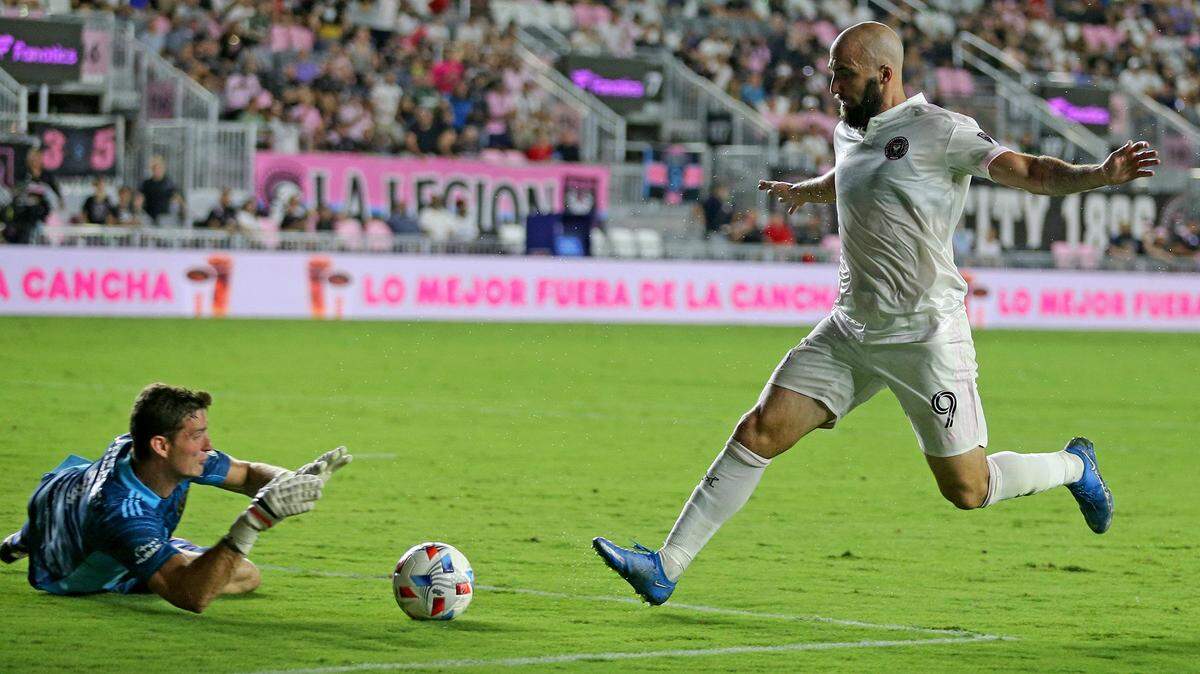 El ariete del Inter Miami CF Gonzalo Higuain (9) trata de llegar al balón frente al portero del Philadelphia Union Matt Freese (1) , el pasado 25 de julio de 2021 en el DRV PNK Stadium en Fort Lauderdale.