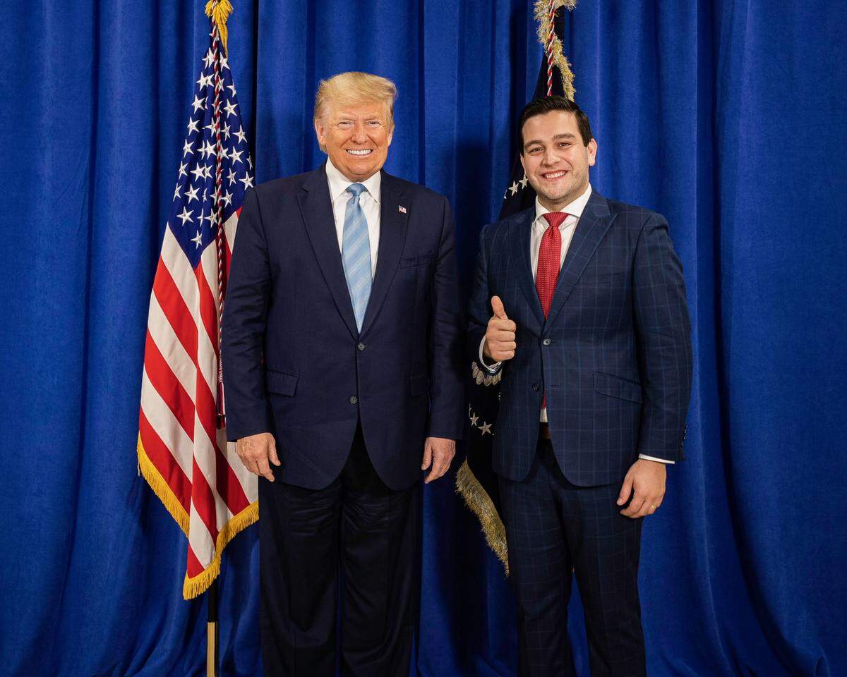 Donald Trump posa con Kevin Cabrera, un comisionado de Miami-Dade que en el 2020 fue director de la campaña de Florida del presidente electo.
