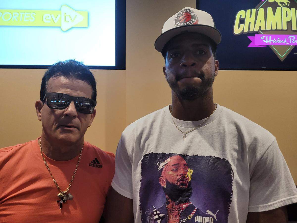 ISAAC CARBONELL con el entrenador Eufrasio “Franco’’ González.