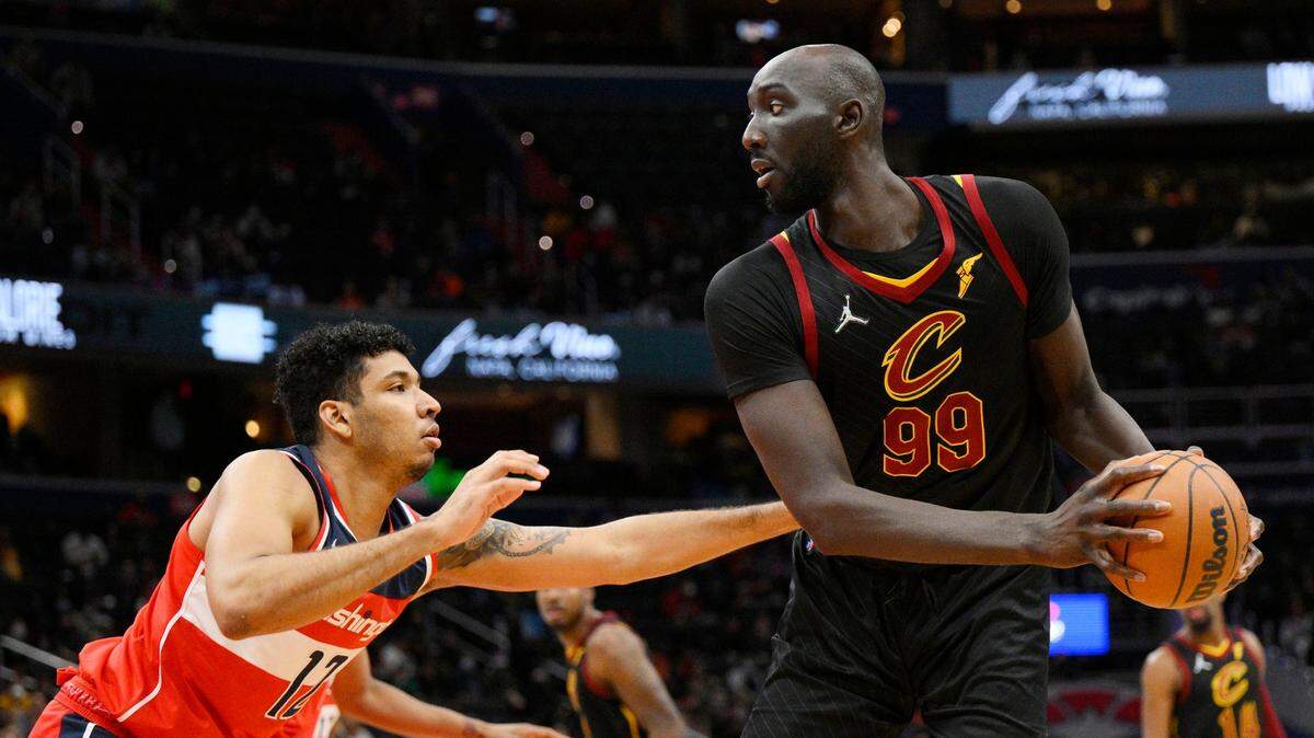 El centro colombiano de los Wizards Jaime Echenique (izq.) defiende ante Tacko Fall, de los Cavaliers de Cleveland, en el partido celebrado el 30 de diciembre de 2021 en Washington.