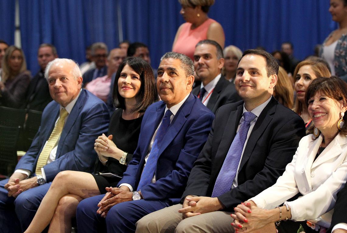 Desde la izquierda: el ex alcalde de Miami Tomás Regalado, la periodista Alicia Ortega, el congresista Adriano Espaillat, el embajador de EEUU en la OEA, Carlos Trujillo, y Robin S. Bernstein, embajadora de EEUU en República Dominicana, durante la presentación de “Diapora y Desarrollo, Ensayos para el presente y el futuro” del arquitecto dominicano Rodolfo R.Pou, en una conferencia en el Wolfson Campus del Miami Dade College, el martes 29 de mayo del 2019.