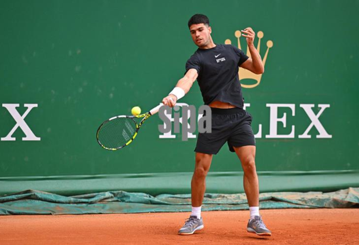 El tenista español Carlos Alcaraz se clasificó para los octavos de final del Masters 1.000 de Montecarlo tras superar en tres sets al argentino Francisco Cerúndolo 3-6, 6-0 y 6-1.