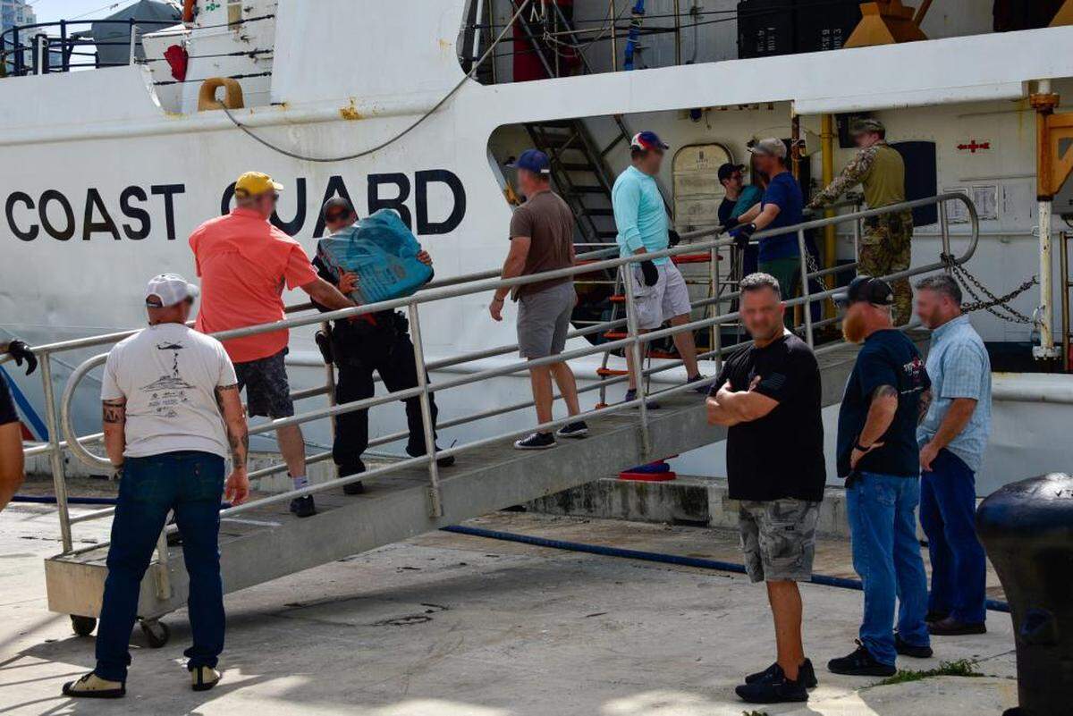 La tripulación del barco Dauntless descargó la droga en la base de los guardacostas en Miami Beach el 1 de abril de 2022 antes de regresar a su puerto base en Pensacola.