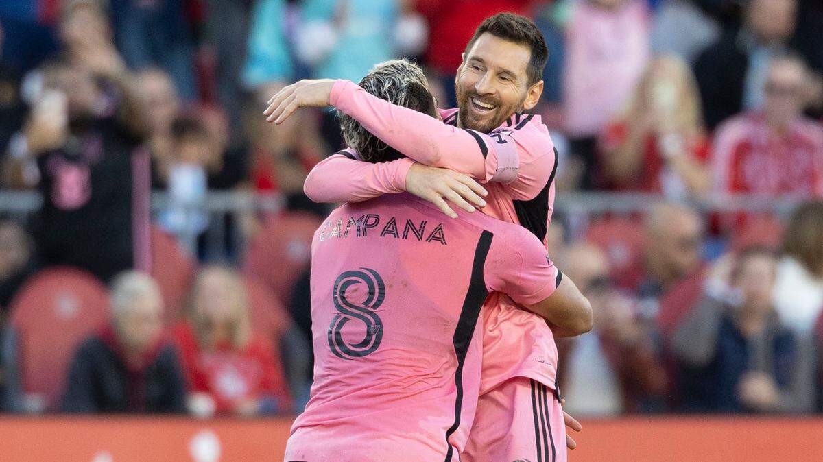 El astro del Inter Miami Lionel Messi celebra con el delantero Leonardo Campana, quien anotó el gol del triunfo del equipo rosanegro 1-0 ante Toronto, en el partido de la MLS efectuado el 5 de octubre de 2024 en Toronto, Canadá.