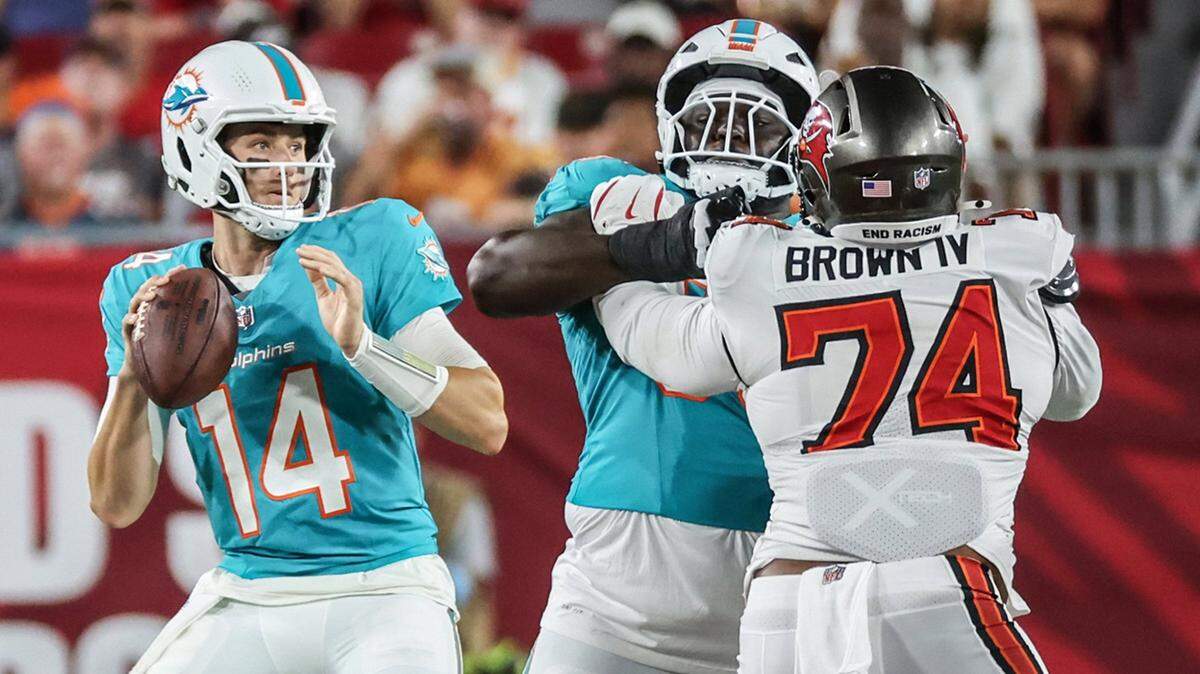 El quarterback de los Dolphins de Miami Mike White trata de pasar el ovoide en el partido de pretemporada ante los Buccaneers, celebrado el 23 de agosto de 2024 en el Raymond James Stadium en Tampa, Florida.