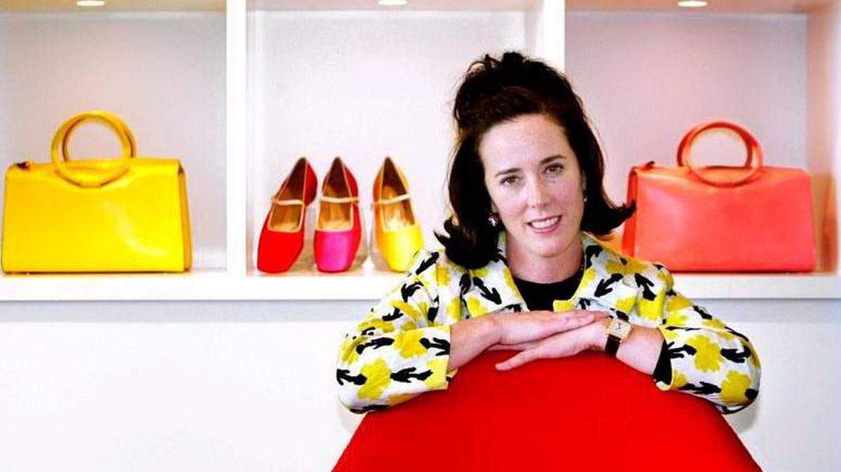 En esta foto de archivo del 13 de mayo de 2004, la diseñadora Kate Spade posa con bolsos y zapatos de su colección en Nueva York.