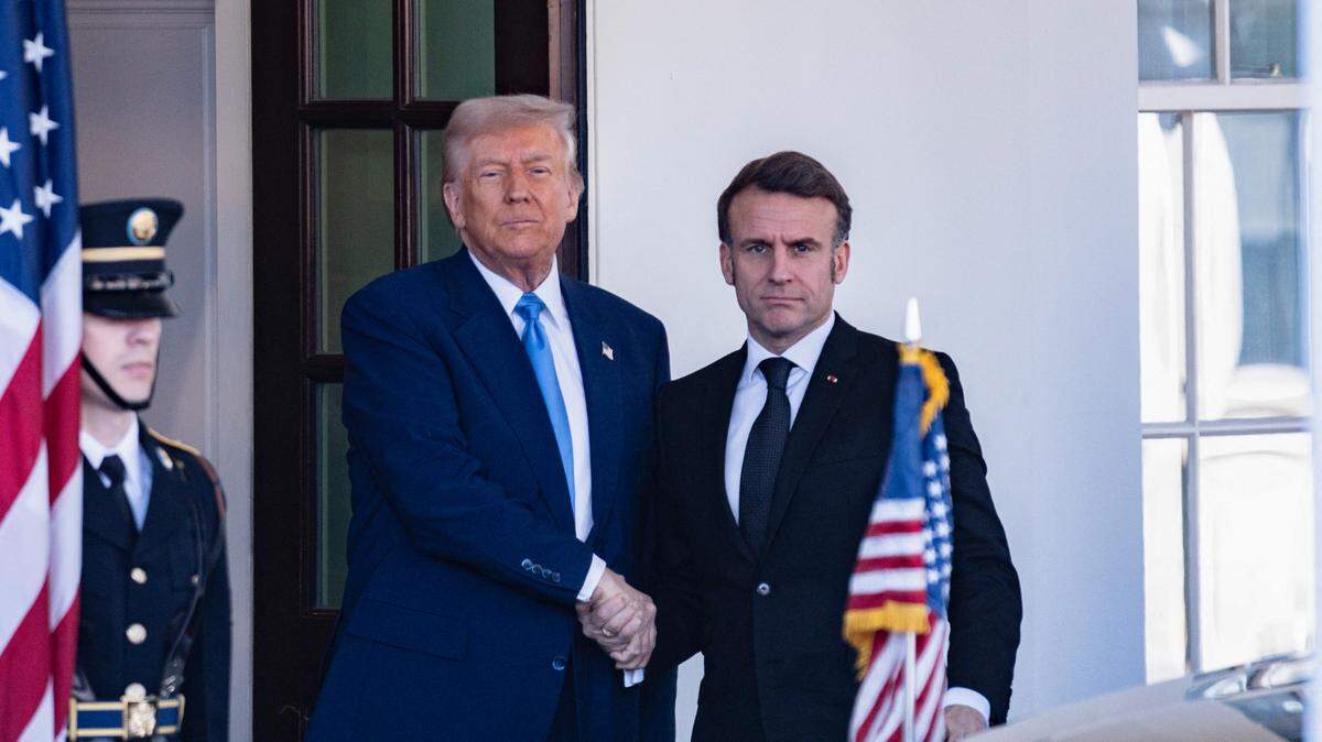 El presidente de EEUU, Donald Trump, da la bienvenida al presidente de Francia, Emmanuel Macron, a la Casa Blanca en Washington, D.C., el 24 de febrero de 2025. 