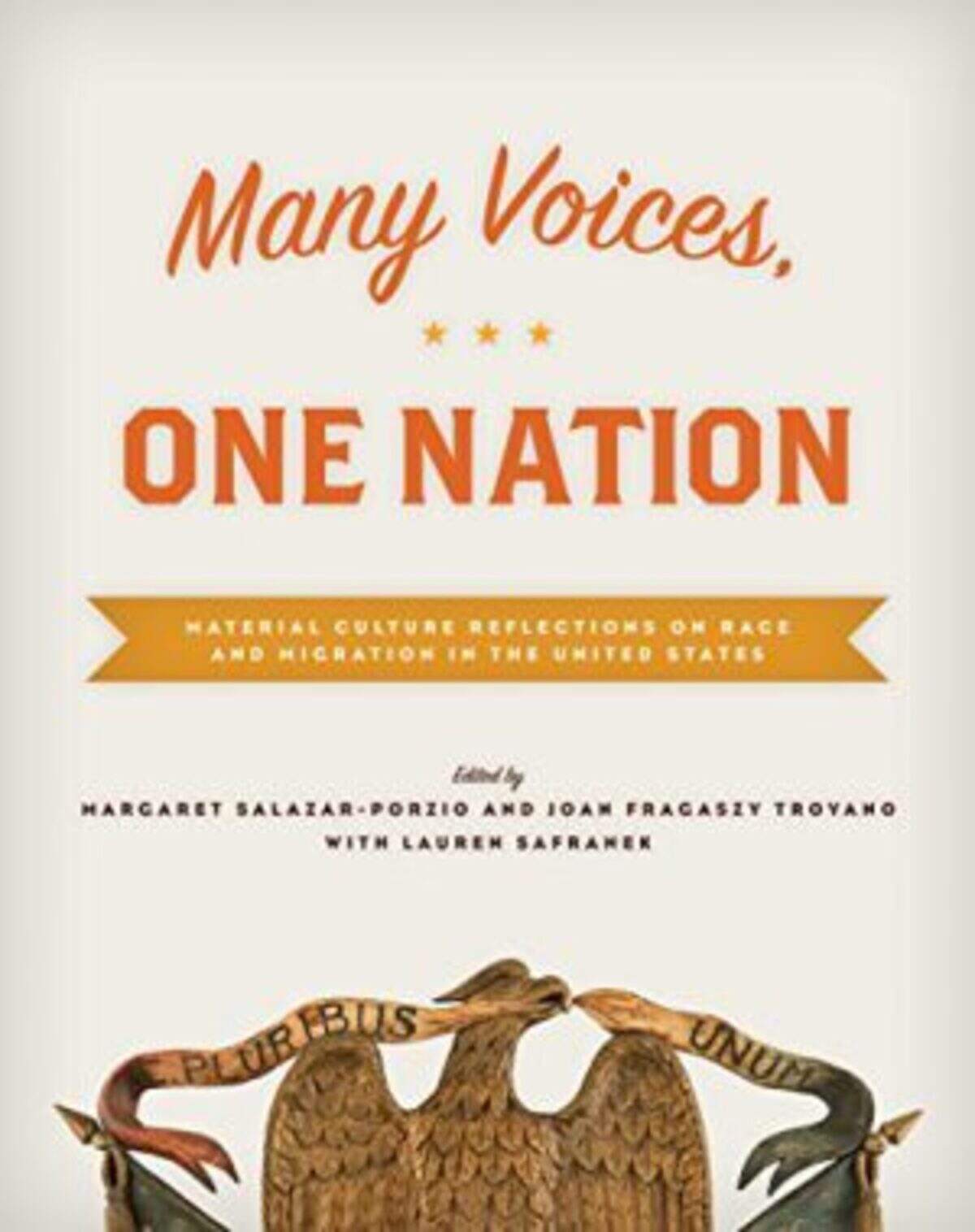 Many Voices, One Nation explora la historia de Estados Unidos a través de una poderosa colección de artefactos e historias de los numerosos pueblos de Estados Unidos. Poster de la exibición.