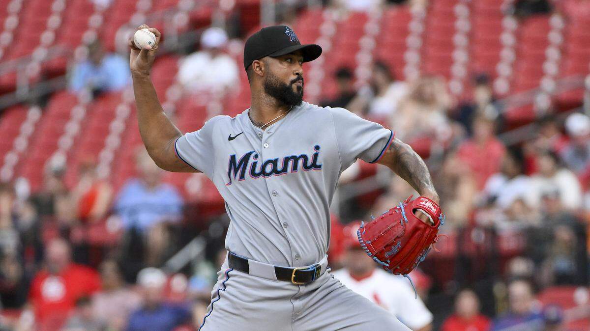 El abridor de los Marlins de Miami Sandy Alcántara lanza en el segundo inning del partido ante los Cardenales, celebrado el 29 de julio de 2025 en San Luis.