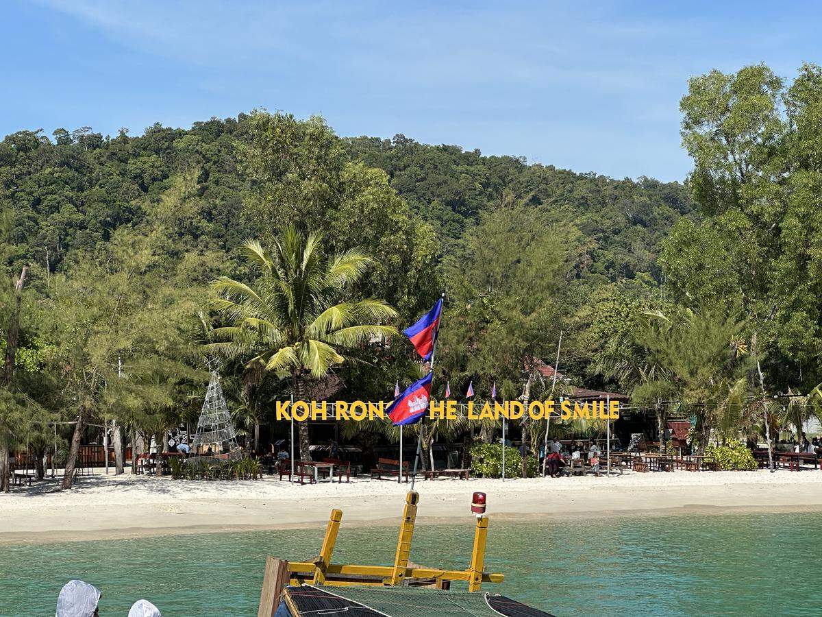 Hacia el sur, ya sea por carretera o avión se llega hasta Sihanoukville, para luego dirigirse en ferry a la isla de Koh Rong. 