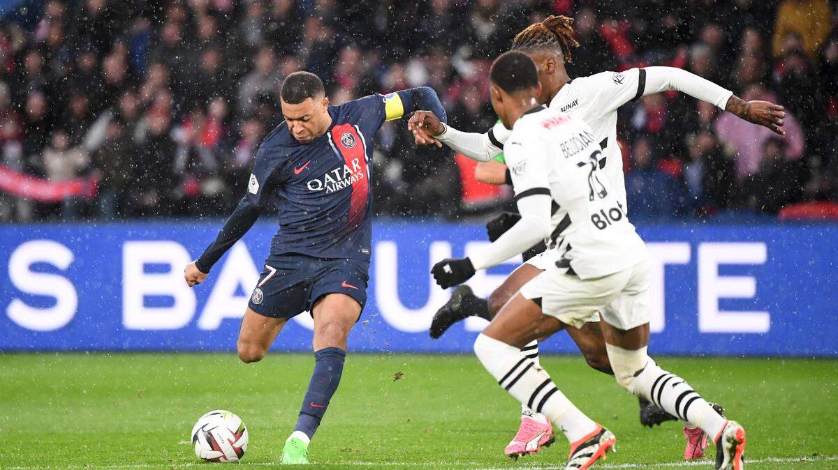 Kylian Mbappé salió del juego en la segunda parte y el líder Paris Saint-Germain rescató un punto, gracias a un penal del suplente Gonçalo Ramos en el séptimo minuto de descuento en el empate 1-1 ante Rennes, el domingo.