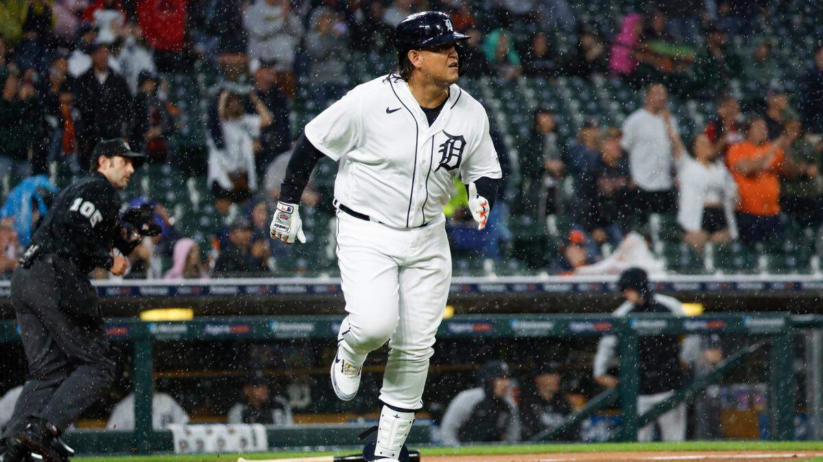 El bateador designado de los Tigres Miguel Cabrera batea un jonrón en el segundo inning contra los Reales de Kansas City, en el partido celebrado el 27 de septiembre de 2023 en Detroit.