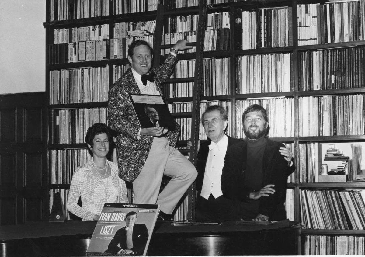 Judith y Julian Kreeger (izq) con Ivan Davis (ex profesor de la UM y pianista de renombre) y el compositor y pianista ruso Alexander Thcherepnin en la casa de los Kreeger en Miami Beach en una foto sin fecha.