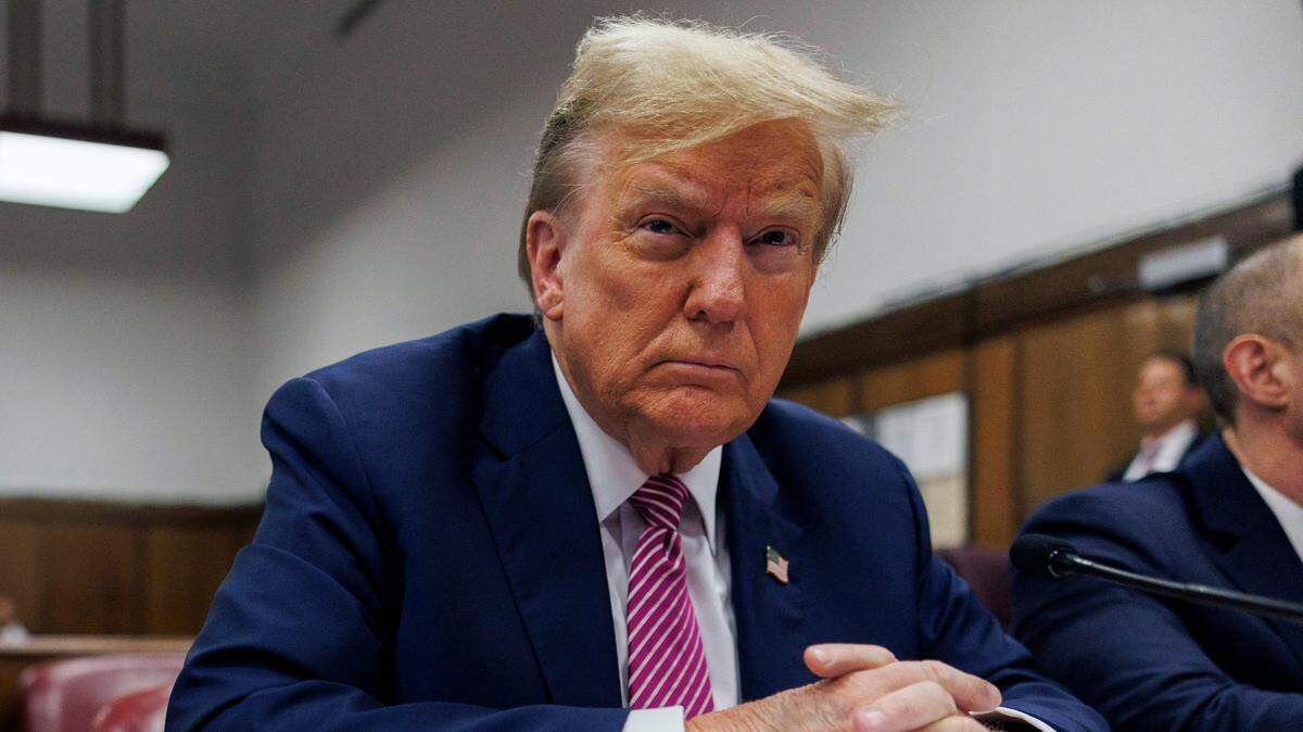 El ex presidente y candidato presidencial republicano Donald Trump se sienta ante el tribunal antes de la selección del jurado el 19 de abril de 2024 crédito obligatorio: 