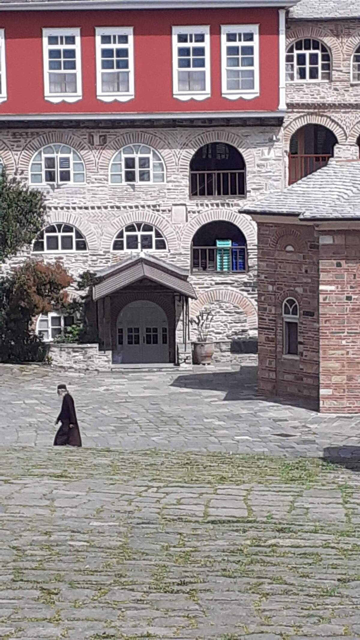 El monasterio de Vatopedi tiene un puerto propio, una playa (en la que nadie se baña) y varias capillas bucólicas a las que se llegan por senderos a orillas del mar.