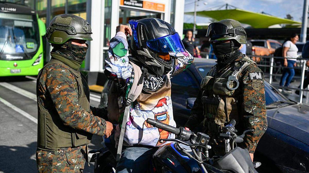Soldados guatemaltecos registran a motociclistas en los semáforos de las calles de la Ciudad de Guatemala el 15 de abril de 2026. Las fuerzas militares han puesto en marcha el “Plan Centinela”, que busca brindar seguridad en el área metropolitana para frenar la extorsión y neutralizar las operaciones de las pandillas.