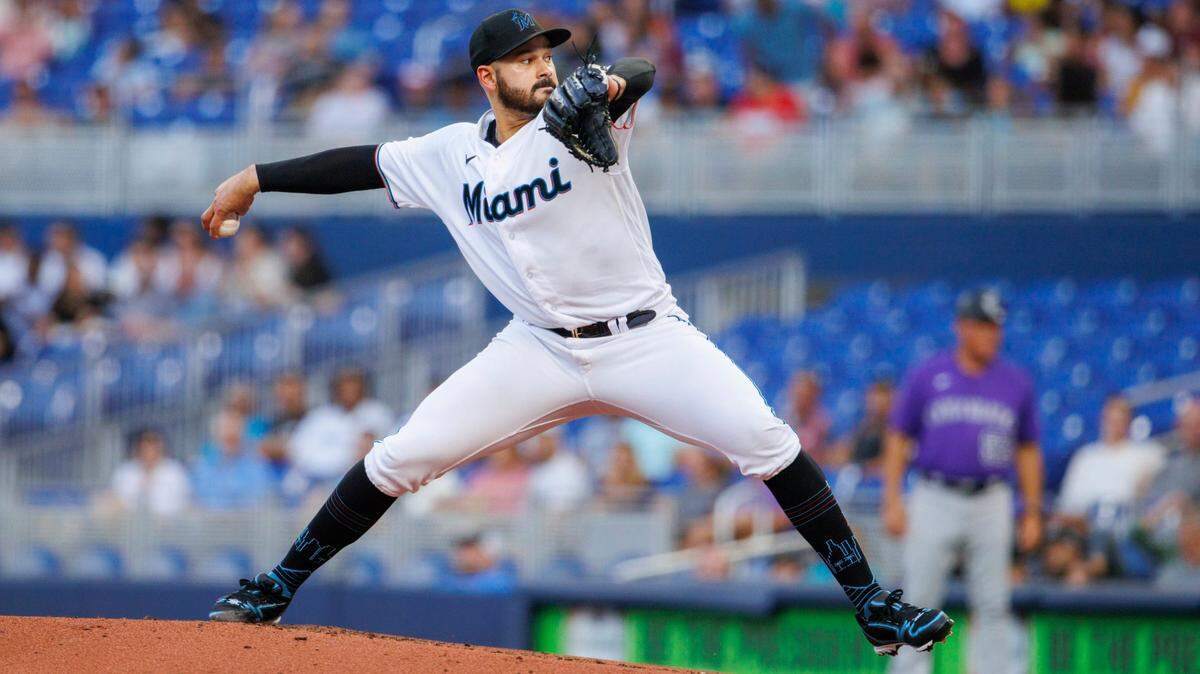 El abridor de los Marlins Pablo López lanza en el primer inning del partido ante los Rockies de Colorado, celebrado el 22 de junio de 2022 en Miami.