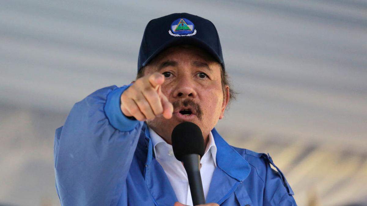 El presidente de Nicaragua, Daniel Ortega, habla ante sus simpatizantes durante un acto por el 40 aniversario de la toma del Palacio Nacional por la guerrilla sandinista, previo al triunfo de la Revolución, en Managua, el 22 de agosto de 2018.