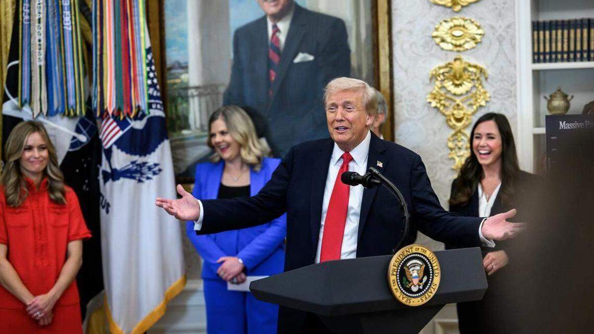 Una ligera mayoría de estadounidenses cree que el presidente Donald Trump quiere ser rey, según una nueva encuesta de YouGov, publicada antes de las protestas “Sin Reyes” planificadas en todo el país.