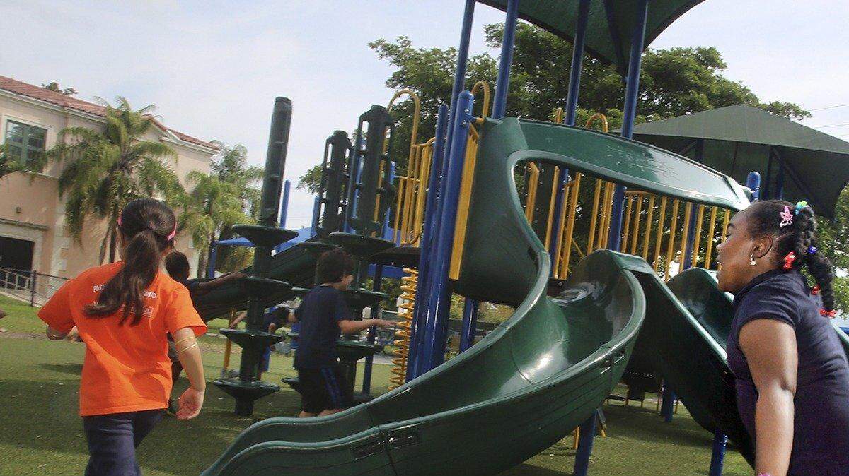 Samoya Gray, de siete años, a la derecha, jugando en una escuela primaria en la zona de North Beach durante el receso el viernes 18 de marzo de 2016.  Samoya y su compañero de segundo grado en la clase de Jessica Jiménez tienen dos recesos de 20 minutos por semana y una clase de educación física de 30 minutos de lunes a viernes. 