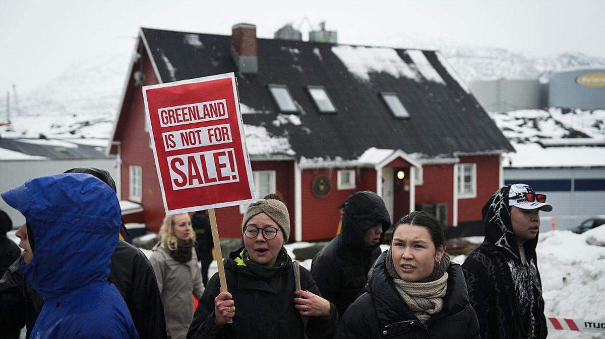 Decenas de jóvenes con carteles que dicen, “Groenlandia no está a la venta”, protestan contra los planes del presidente de Estados Unidos, Donald Trump, de tomar control de este territorio danés, el sábado 17 de enero de 2026, en Nuuk, Groenlandia.