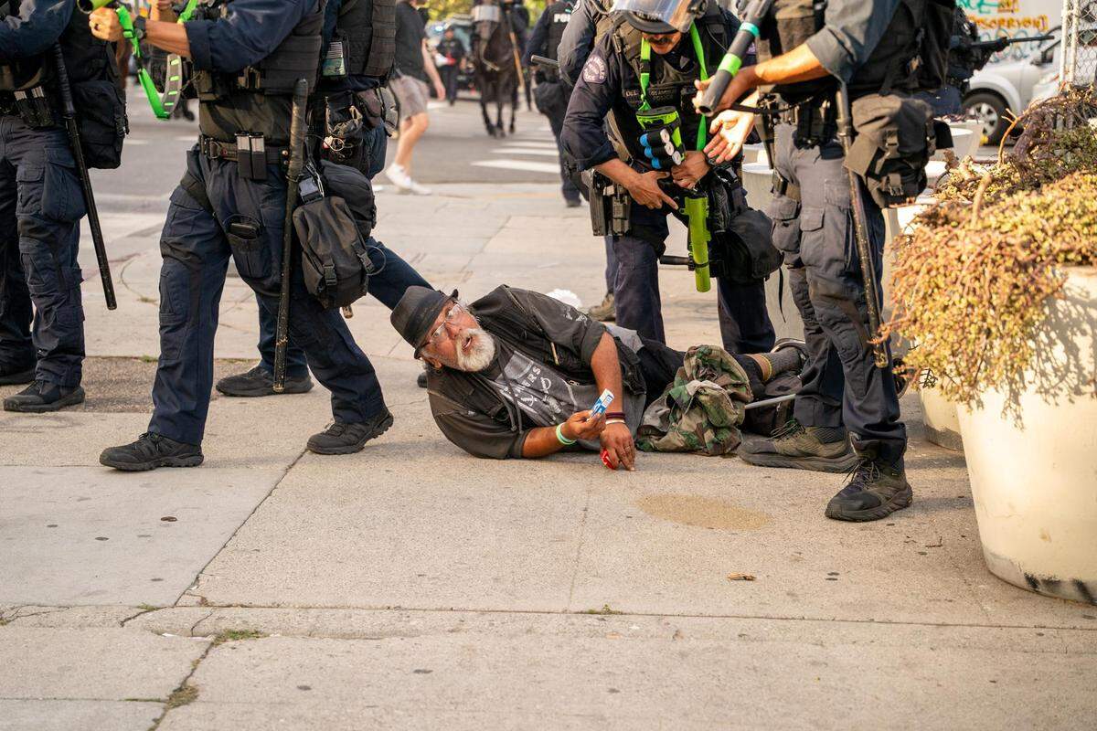 Un transeúnte es empujado al suelo por agentes policiales durante una protesta “No Kings Day” (Un Día Sin Reyes) en Los Ángeles, California, el sábado 14 de junio de 2025.