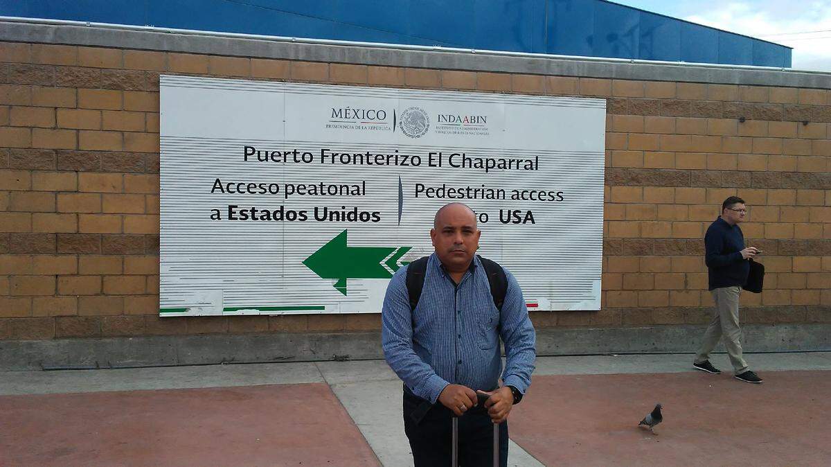 El periodista independiente José Ramírez Pantoja, momentos antes de presentarse en la frontera de Estados Unidos con México para pedir asilo político.