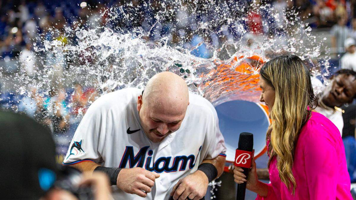 El tercera base de los Marlins Jake Burger reacciona cuando Jazz Chisholm Jr. le tira encima la tanqueta de agua del equipo tras decidir el partido con un hit en el noveno inning ante los Mets de Nueva Yorl, el 19 de septiembre de 2023 en Miami.