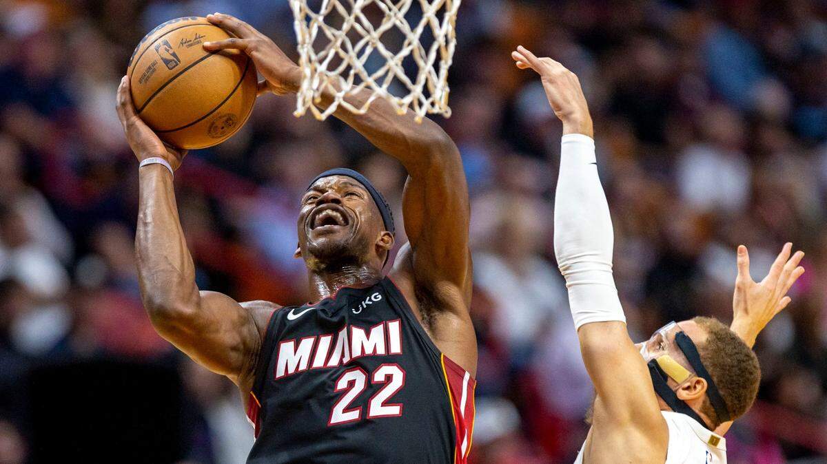 El jugador del Heat Jimmy Butler entra al aro ante la marca de Malachi Flynn, de los Raptors de Toronto, en el partido celebrado el 22 de octubre de 2022 en Miami.