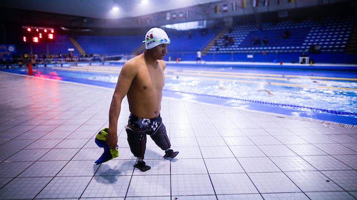 El nadador peruano Juan León Durán se dirige a la piscina para iniciar una sesión de entrenamiento durante los Juegos Parapanamericanos, el lunes 26 de agosto del 2019.