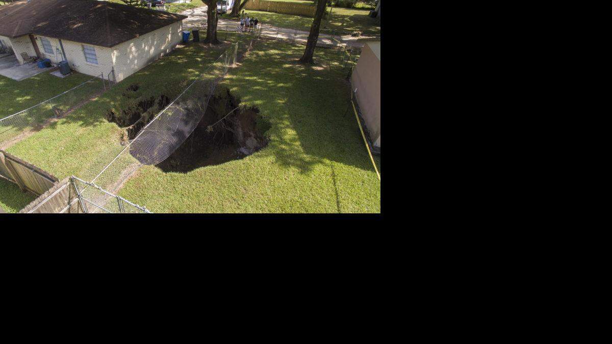 Las autoridades de Florida vigilan un socavón detectado en el jardín de una vivienda en la localidad de Saffner.

